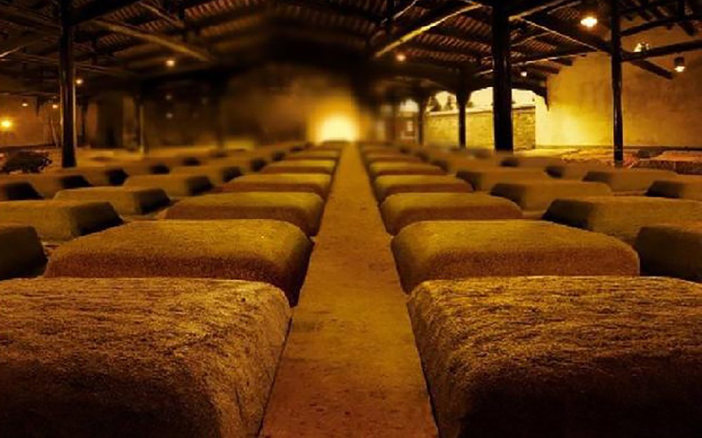 茅台镇酱香酒的酿造过程：从原料到佳酿的旅程