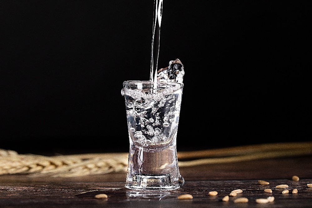 品味经典：茅台镇酱香酒的独特饮用方式